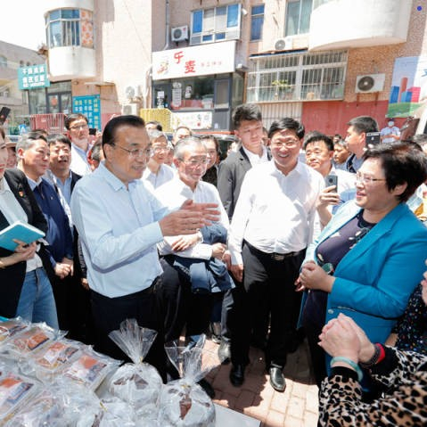 李克強(qiáng)稱贊地?cái)偨?jīng)濟(jì)、小店經(jīng)濟(jì)：是人間的煙火，是中國(guó)的生機(jī)